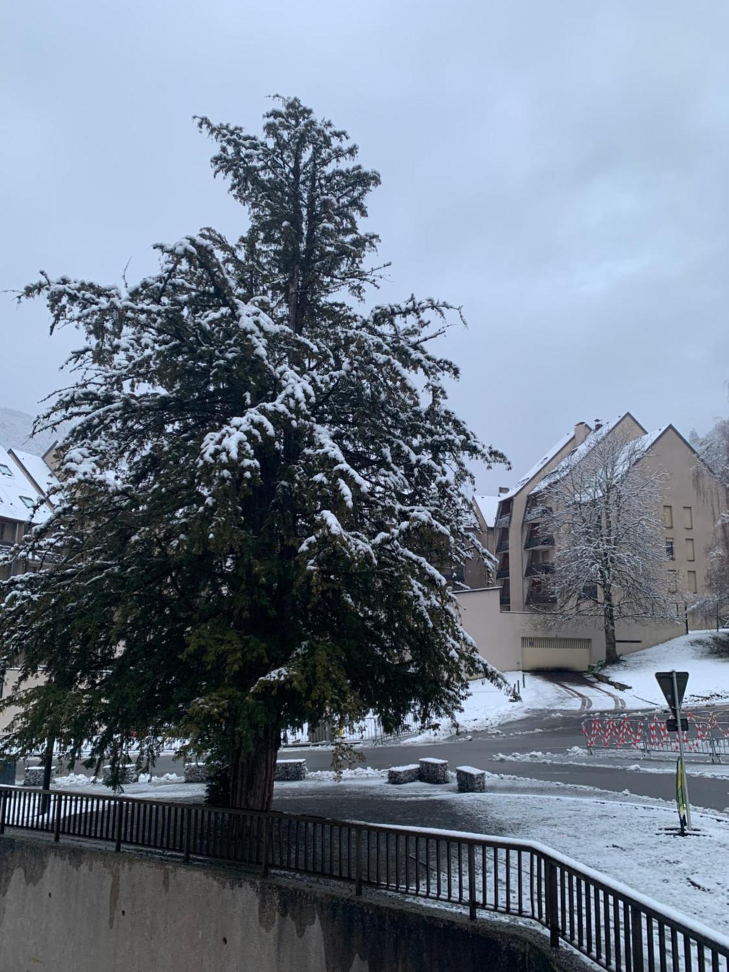 Appartement Au Pied Des Telecabines Res La Soulan Bagneres-de-Luchon Bagian luar foto